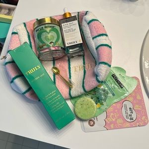 💚TRULY BEAUTY: PINK STRIPED TERRY BAG BUNDLE💚 ALL NEW PRODUCTS!! 💚💕